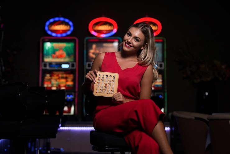 Meja blackjack Jurassic Kingdom dengan dealer dan pemain yang terlihat jelas dari berbagai sudut kamera