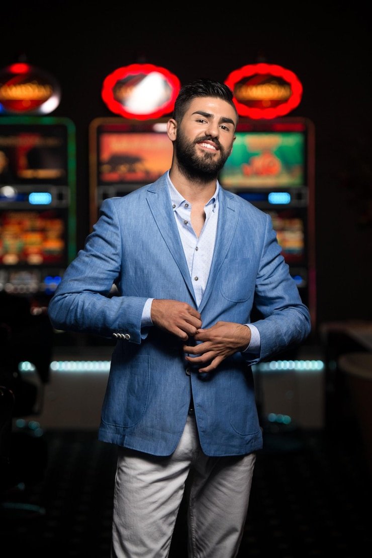 Meja roulette Jurassic Kingdom dengan roda berputar dan pemain yang mengamati dari layar